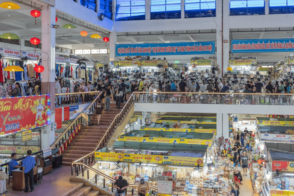 Han Market has an extremely large 2-storey structure with a variety of stalls (Source: Pexels)